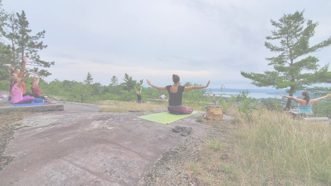 Yoga extérieur en nature avec Anouk Paradis à la grotte de Ville-Marie